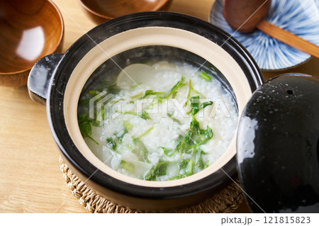 土鍋で炊いた七草粥 121815823