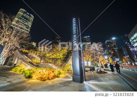 麻布台ヒルズ前のエントランス　都市夜景【東京都・港区】 121815828