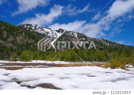 残雪の尾瀬沼・沼尻平湿原から望む燧ヶ岳 121815937