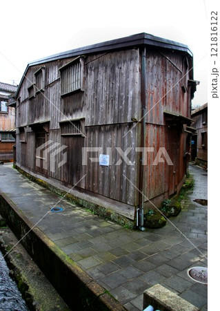北前船の寄港地として発展し伝統的建造物が数多く残る港町… 佐渡『宿根木』 北前船の寄港地として発展し伝統的建造物が数多く残る港町… 佐渡『宿根木』 121816122