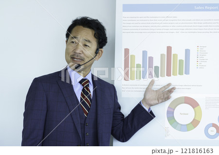 プレゼンをするミドルエイジの男性 撮影協力:学校法人電波学園 東京電子專門学校 プレゼンをするミドルエイジの男性 撮影協力:学校法人電波学園 東京電子專門学校 121816163