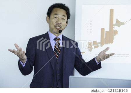 プレゼンをするミドルエイジの男性 撮影協力:学校法人電波学園 東京電子專門学校 プレゼンをするミドルエイジの男性 撮影協力:学校法人電波学園 東京電子專門学校 121816166
