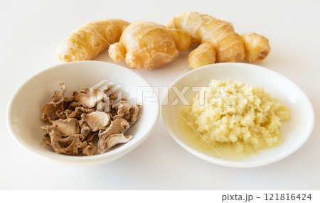 おろし生姜と天日干しした生姜 121816424