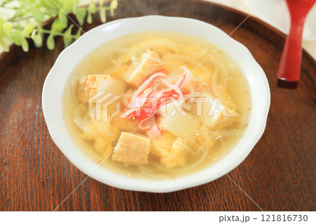 コンソメで作る、カニカマと厚揚げのスープ（湯気あり） 121816730