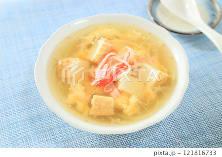 コンソメで作る、カニカマと厚揚げのスープ 121816733