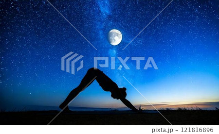 月の満ち欠けとヨガ（ダウンドッグ） 121816896