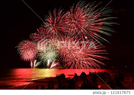 夏の夜空を彩る花火 121817675