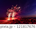 夜空に打ち上がる花火 121817676