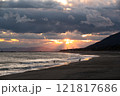 海岸の夕日とサーファー 121817686