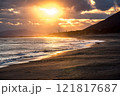 海に沈む夕日 121817687
