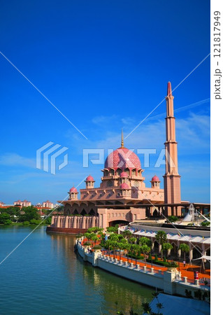 湖のほとりに映えるピンクモスク、プトラ・モスク 湖のほとりに映えるピンクモスク、プトラ・モスク 121817949