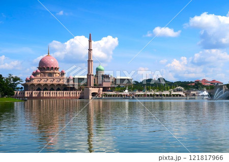 湖のほとりに映えるピンクモスク、プトラ・モスク 121817966