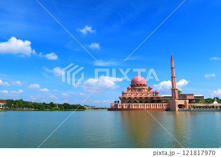 湖のほとりに映えるピンクモスク、プトラ・モスク 121817970