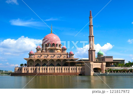 湖のほとりに映えるピンクモスク、プトラ・モスク 121817972