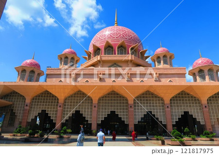 湖のほとりに映えるピンクモスク、プトラ・モスク 121817975