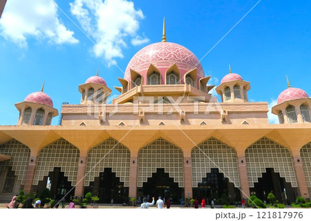 湖のほとりに映えるピンクモスク、プトラ・モスク 121817976
