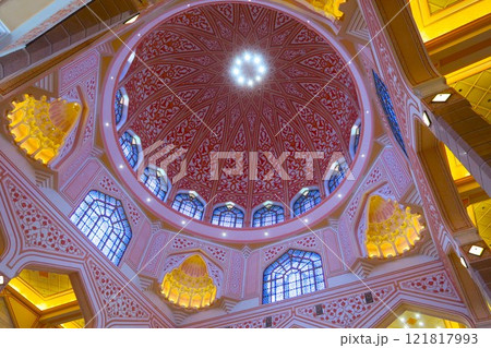 湖のほとりに映えるピンクモスク、プトラ・モスク 121817993