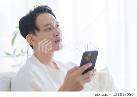 スマホを使うミドル男性 121818056