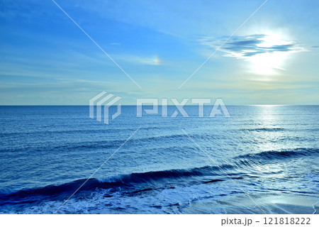 七里ヶ浜海岸から相模湾の風景　彩雲 121818222