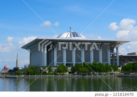 プトラジャヤ湖のほとりにそびえるアイアンモスク プトラジャヤ湖のほとりにそびえるアイアンモスク 121818470