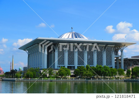 プトラジャヤ湖のほとりにそびえるアイアンモスク プトラジャヤ湖のほとりにそびえるアイアンモスク 121818471