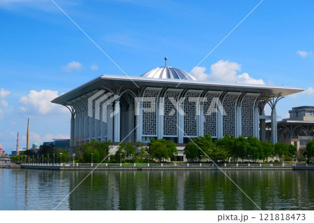 プトラジャヤ湖のほとりにそびえるアイアンモスク 121818473