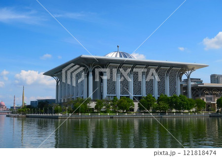 プトラジャヤ湖のほとりにそびえるアイアンモスク プトラジャヤ湖のほとりにそびえるアイアンモスク 121818474