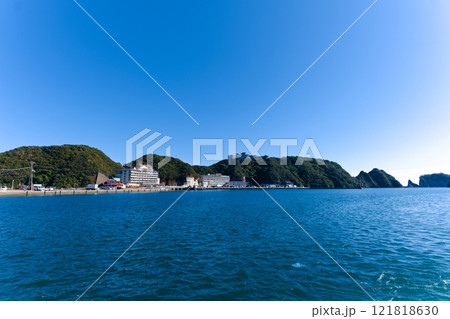 那智勝浦町海沿いの町並み 121818630