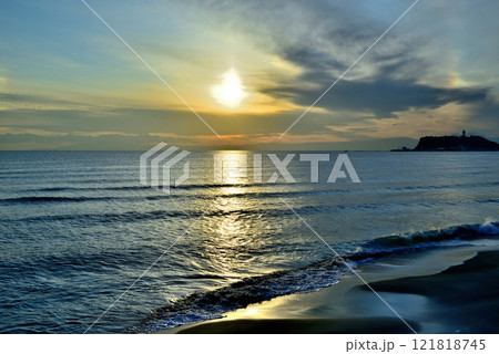 七里ヶ浜海岸から江の島の夕景 彩雲 七里ヶ浜海岸から江の島の夕景 彩雲 121818745
