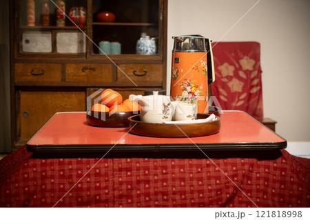 昭和の時代のコタツのある居間 昭和の時代のコタツのある居間 121818998