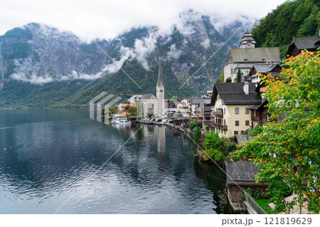 A picturesque Hallstatt lakeside village 121819629