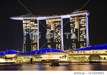 Night view of the Marina Bay Sands, there is an integrated resort fronting Marina Bay in Singapore, including a hotel, exhibition centre, Shopping mall, museum, casino, etc. 121820681