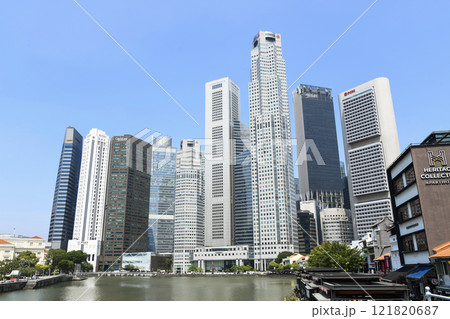 Panoramic view of skyscrapers in the Financial District of Boat Quay, Singapore. 121820687