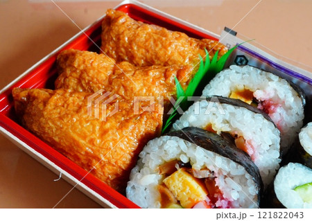 いなり寿司と太巻きと細巻きが入った美味しいお弁当。駅で購入した駅弁当。 いなり寿司と太巻きと細巻きが入った美味しいお弁当。駅で購入した駅弁当。 121822043