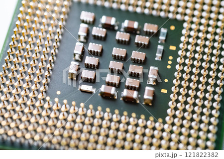 高精細なCPUプロセッサのマクロ撮影、電子部品とゴールドピン 121822382