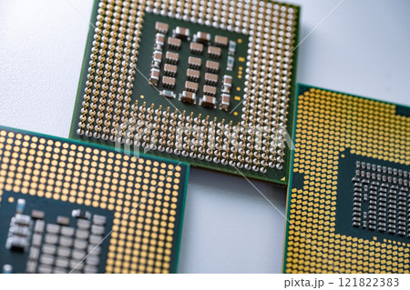 高精細なCPUプロセッサのマクロ撮影、電子部品とゴールドピン 121822383