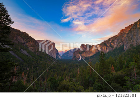 Yosemite Valley and Bridalveil Fall at sunset from tunnel view, California Yosemite Valley and Bridalveil Fall at sunset from tunnel view, California 121822581