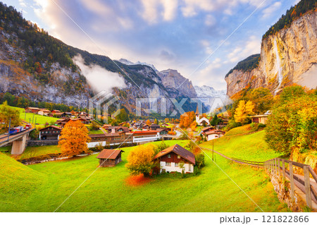 Lauterbrunnen, Switzerland Beautiful Autumn Morning Lauterbrunnen, Switzerland Beautiful Autumn Morning 121822866