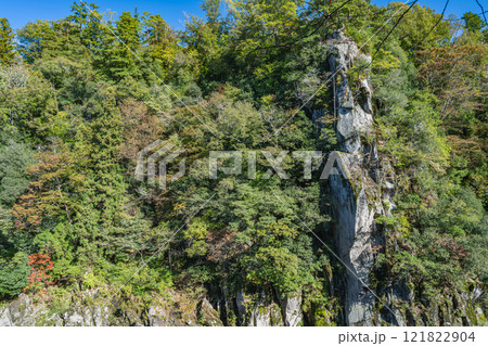 飯田市の名勝天龍峡の龍角峯と木々の風景(長野県) 飯田市の名勝天龍峡の龍角峯と木々の風景(長野県) 121822904