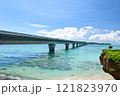 沖縄県の池間大橋 121823970