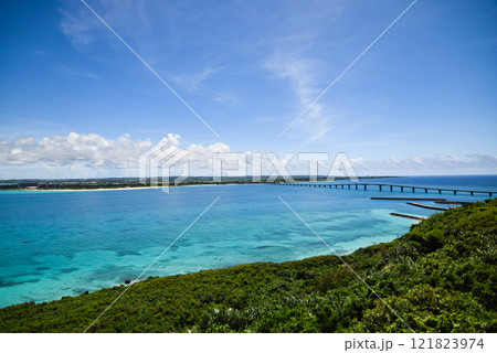 沖縄県・宮古諸島の来間大橋 121823974