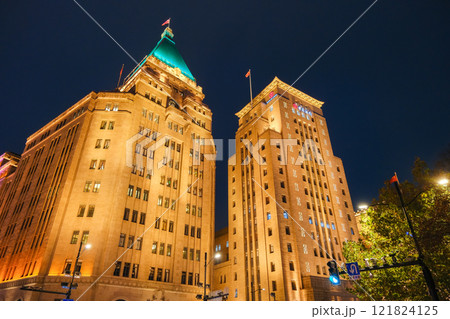 中国 上海市、ライトアップされた外灘の建築 121824125