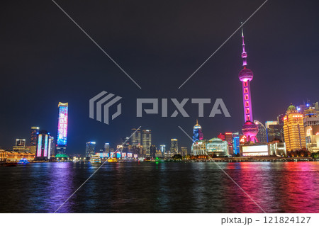中国 上海市、外灘から見る夜の超高層ビル群と黄浦江 中国 上海市、外灘から見る夜の超高層ビル群と黄浦江 121824127