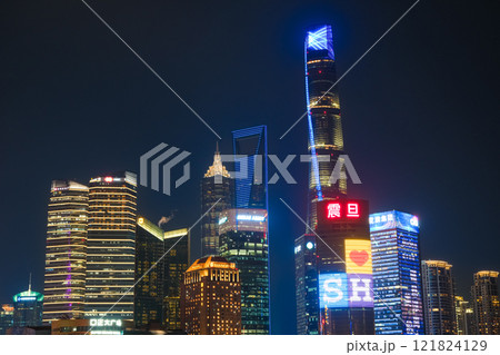 中国 上海市、外灘から見る夜の超高層ビル群 121824129