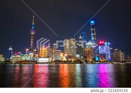 中国 上海市、外灘から見る夜の超高層ビル群 中国 上海市、外灘から見る夜の超高層ビル群 121824130
