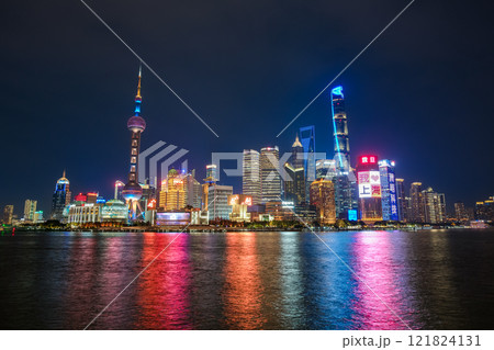 中国 上海市、外灘から見る夜の超高層ビル群 中国 上海市、外灘から見る夜の超高層ビル群 121824131