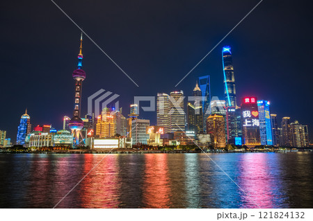 中国 上海市、外灘から見る夜の超高層ビル群 121824132