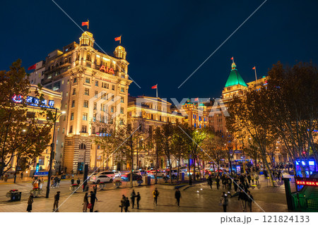 中国 上海市、ライトアップされた外灘の建築 中国 上海市、ライトアップされた外灘の建築 121824133