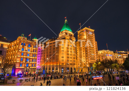 中国 上海市、ライトアップされた外灘の建築 121824136
