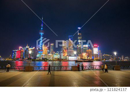 中国 上海市、外灘から見る夜の超高層ビル群 中国 上海市、外灘から見る夜の超高層ビル群 121824137